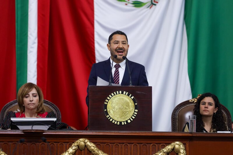 Diputado mexicano da un discurso en el Congreso