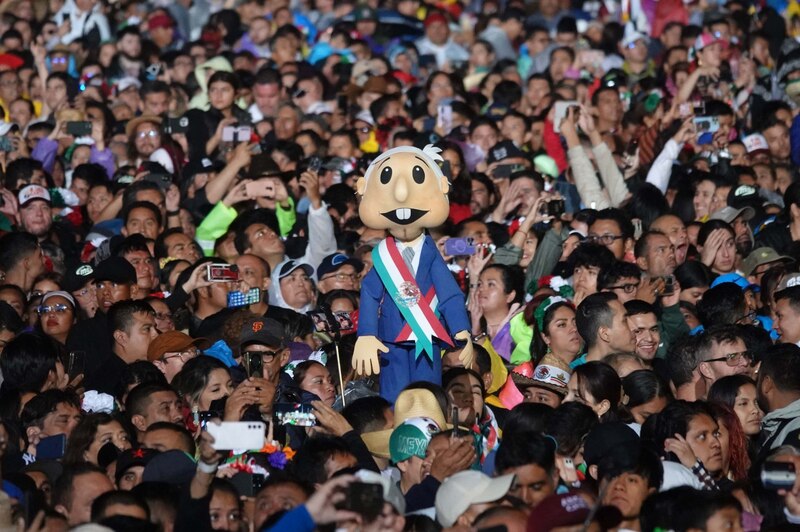 AMLO, el presidente de México, saluda a sus seguidores durante un mitin en el Zócalo de la Ciudad de México.