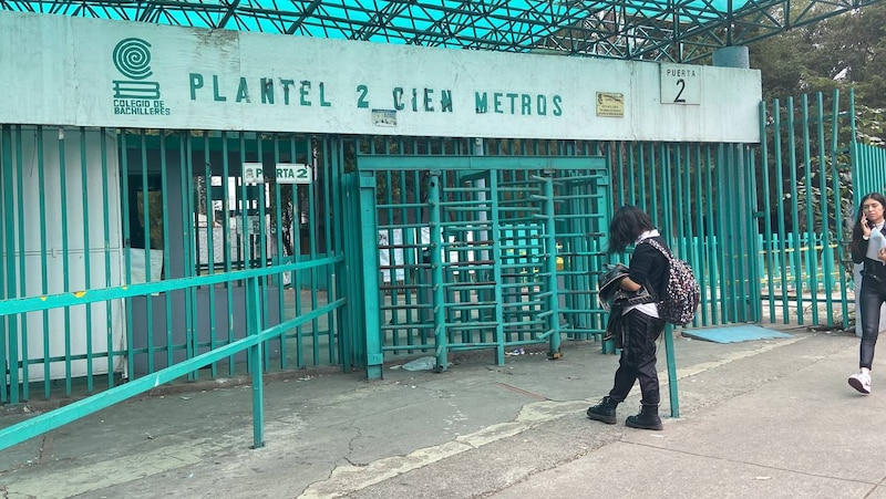 Estudiantes del Colegio de Bachilleres Plantel 2 Cien Metros