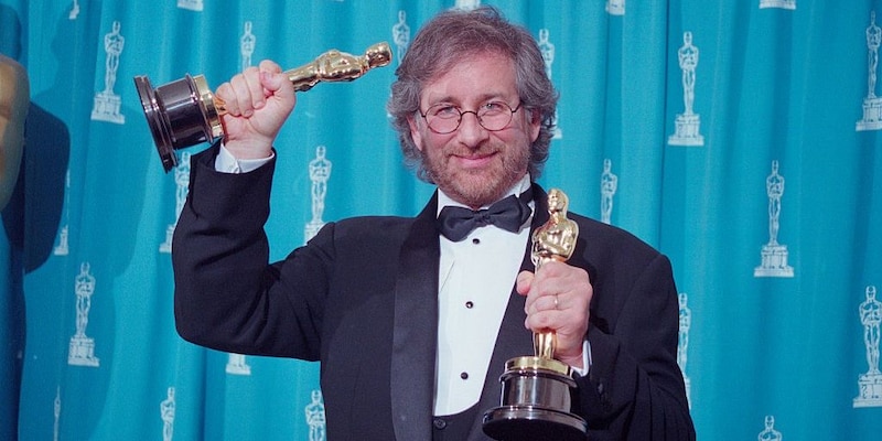 El director Steven Spielberg sostiene dos premios Óscar.