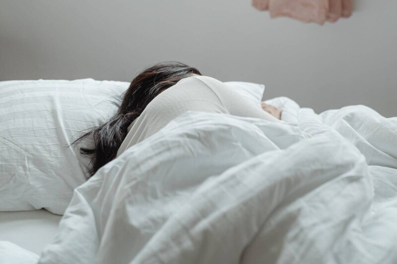 Mujer durmiendo en la cama
