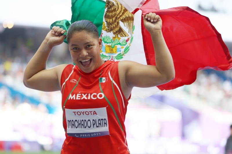 La mexicana Aremi Fuentes celebra su medalla de plata en lanzamiento de martillo