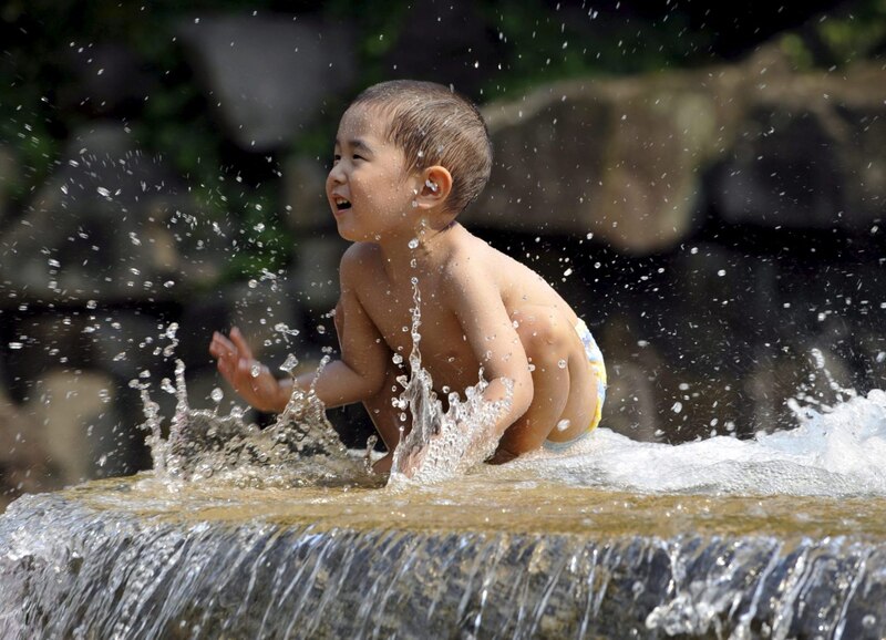 Bebé jugando en el agua