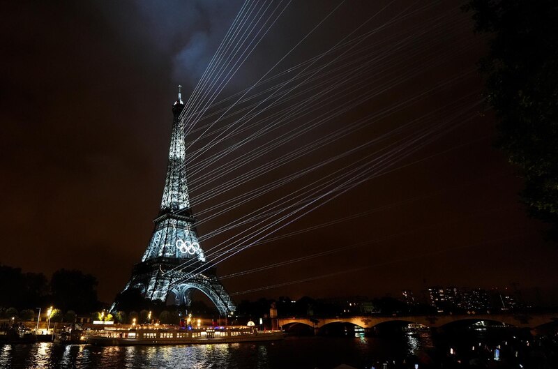 La Torre Eiffel iluminada con los colores de los Juegos Olímpicos