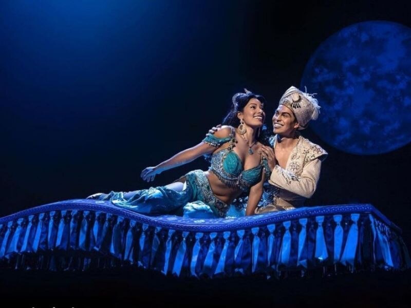 Aladdin y Jasmine volando en la alfombra mágica