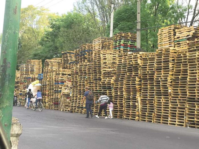 Una montaña de tarimas de madera
