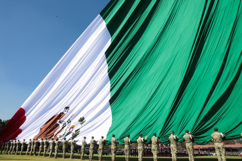 Ceremonia de izamiento de la monumental bandera de México, en el Campo Marte, en el marco de la conmemoración del Día de la Bandera