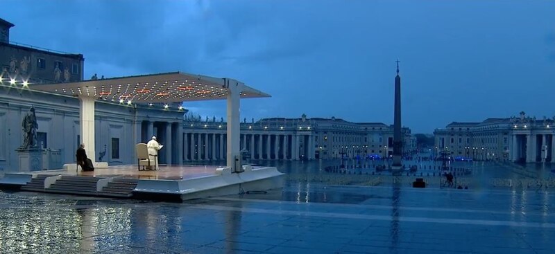El Papa Francisco reza en la Plaza de San Pedro vacía