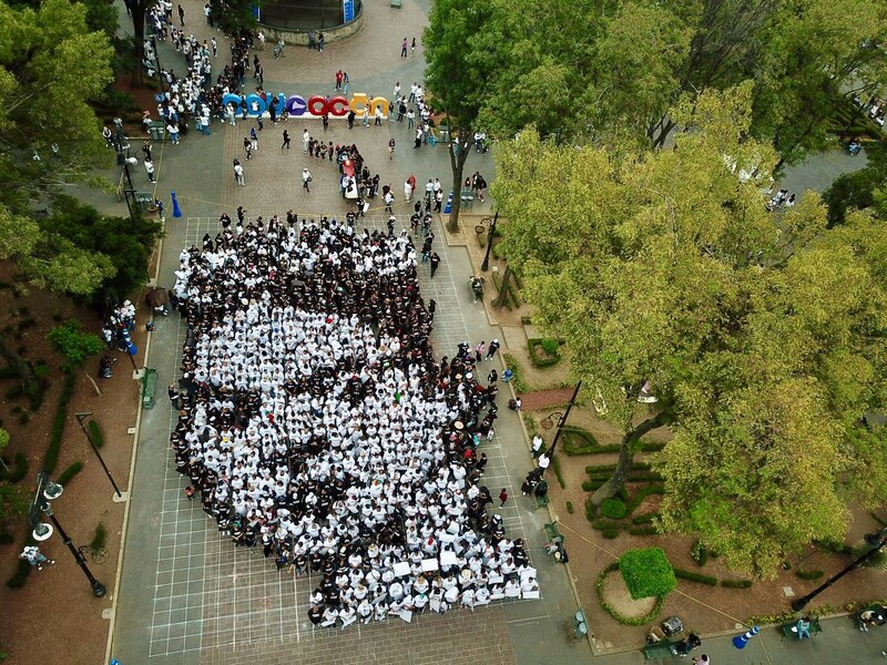 Multitud de personas forman la silueta de Benito Juárez en el Zócalo de la Ciudad de México