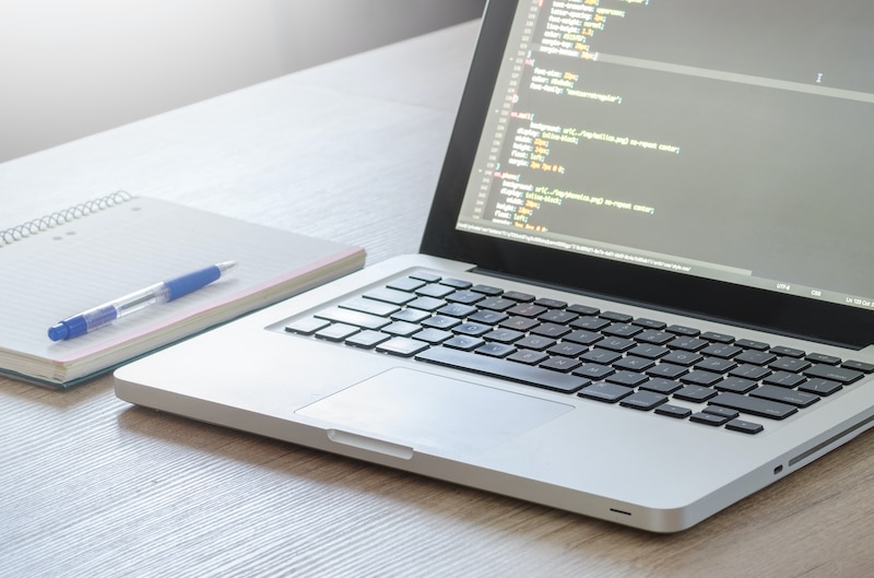 Programador trabajando en código fuente