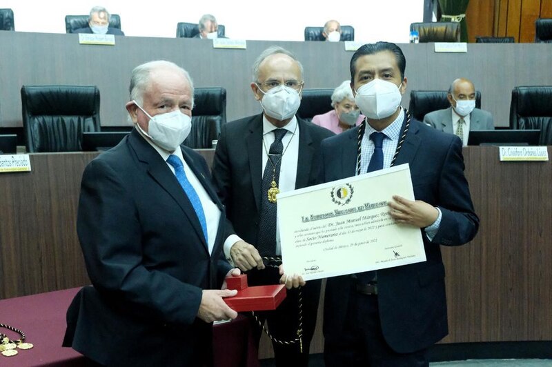 Entrega de reconocimiento al Dr. Juan Manuel Márquez Romero