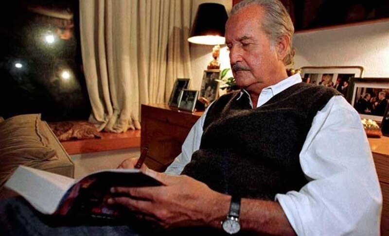 El escritor colombiano Gabriel García Márquez leyendo un libro.