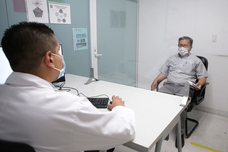 Médico y paciente en una consulta médica