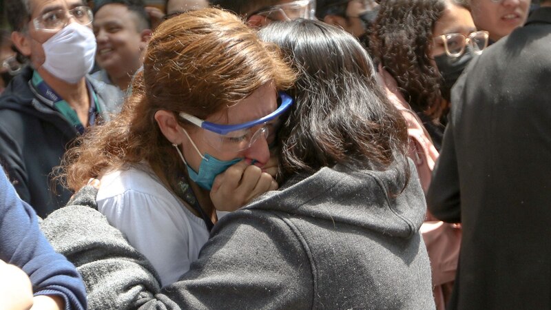 Un abrazo entre dos mujeres