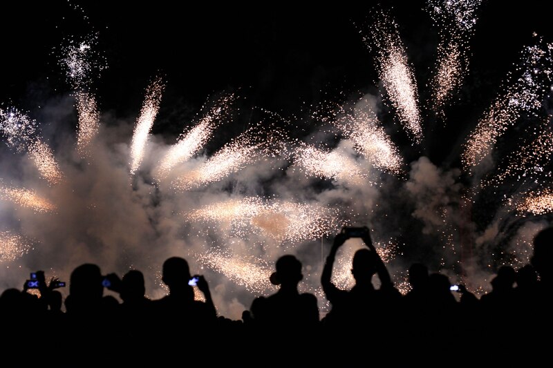 Fuegos artificiales iluminando el cielo nocturno