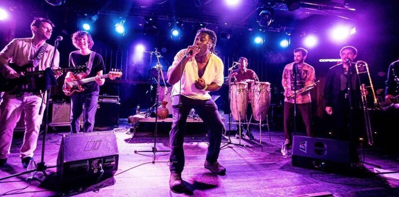 Grupo de música tocando en vivo