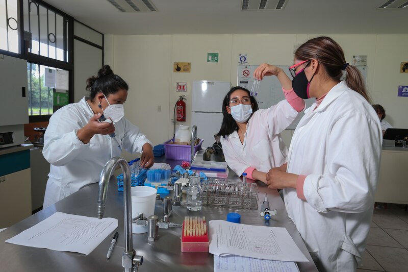 Mujeres científicas trabajando en un laboratorio