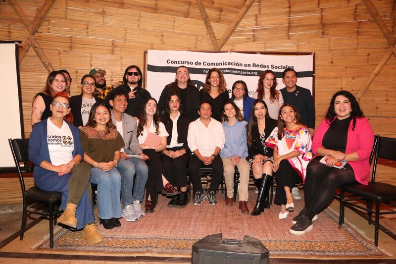 Un grupo de personas sonríe para una foto grupal.