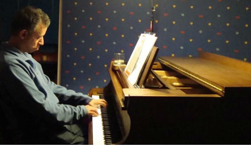 Un hombre tocando el piano