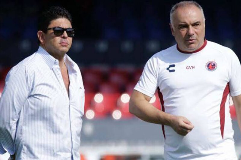 Dos hombres en un campo de fútbol.