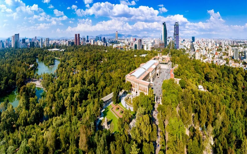 Vista aérea del espacio que ocupa Chapultepec en donde se puede ver el castillo y parte del bosque