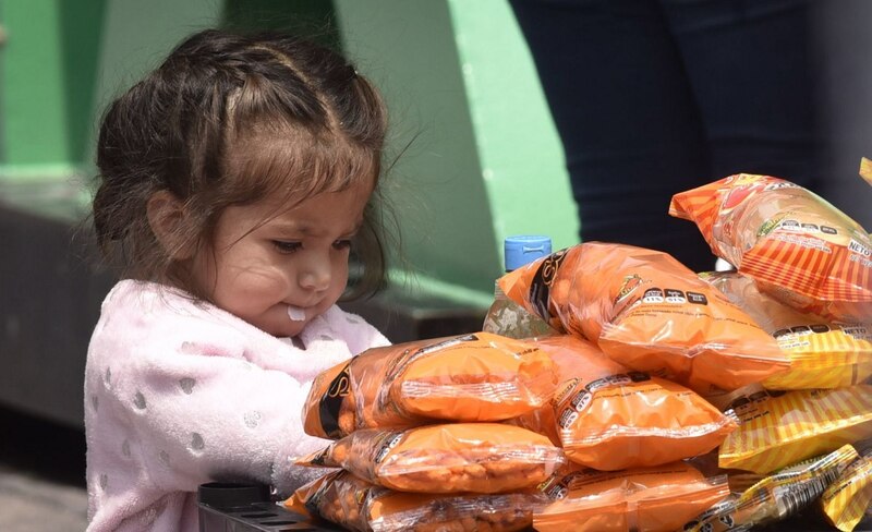 Niña venezolana come de la basura