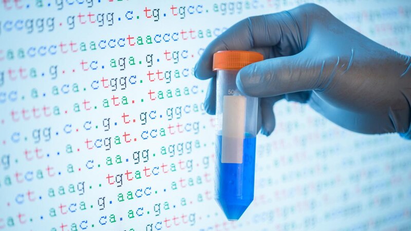 Científico sosteniendo un tubo de ensayo con una muestra de ADN