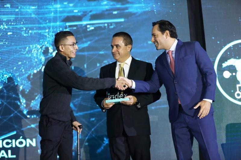 Entrega de premio a un joven con discapacidad