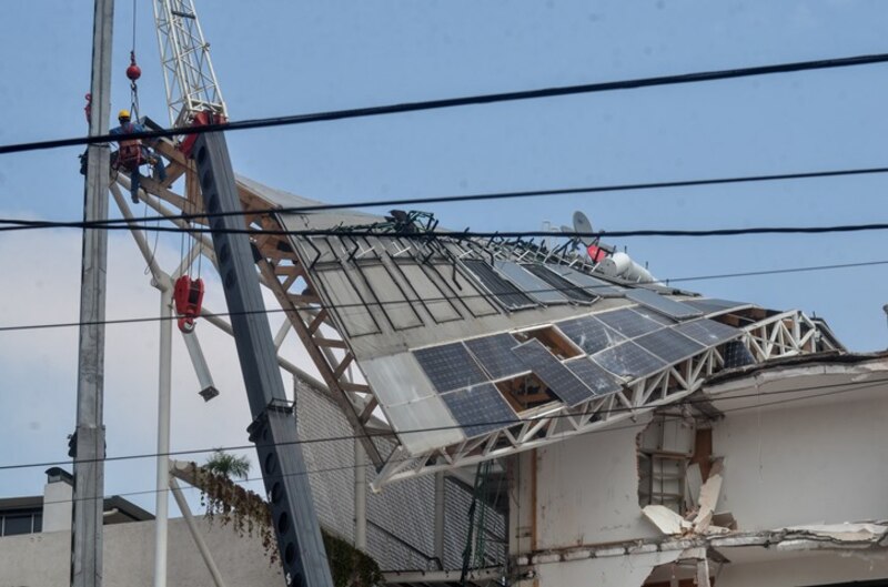 Colapsa techo de edificio en construcción