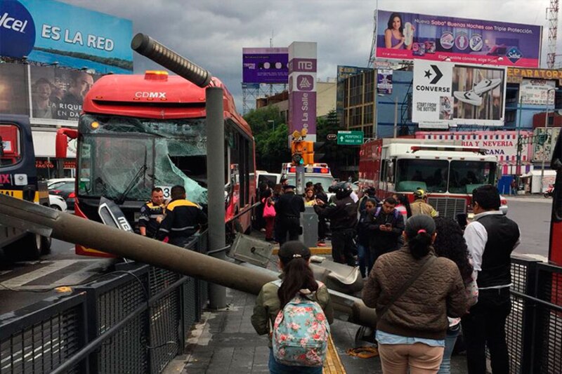 Accidente de autobús en la Ciudad de México deja varios heridos