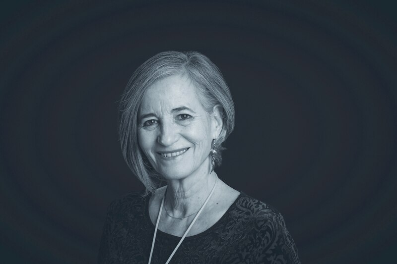 Retrato de una mujer mayor en blanco y negro