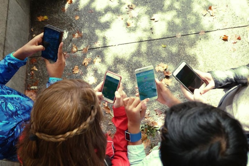 Jóvenes jugando Pokémon Go