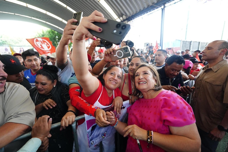 La candidata presidencial Xiomara Castro se toma una selfie con sus seguidores.