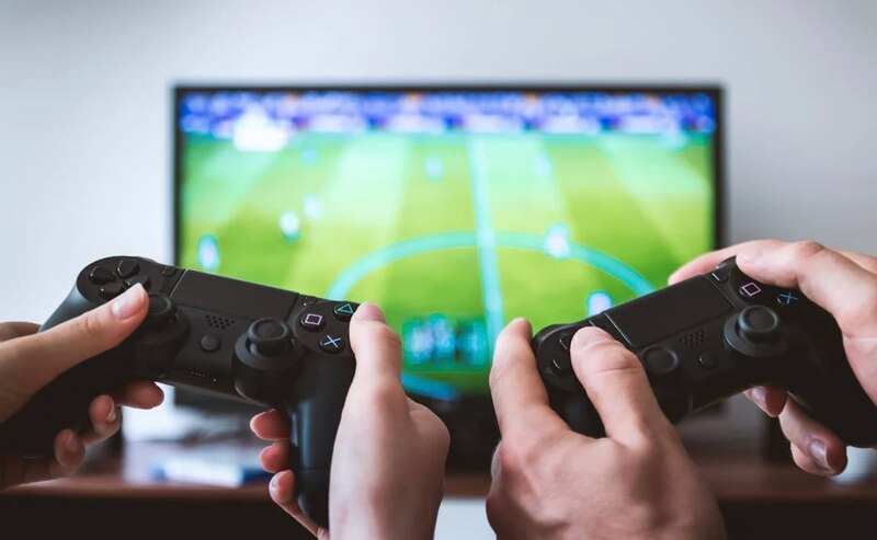 Dos personas jugando videojuegos