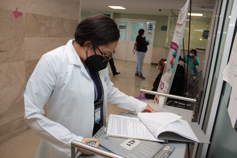 Doctora revisando historias clínicas