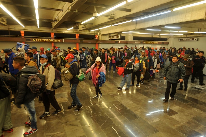 Esta mañana la caravana de migrantes abandono la CDMX, apoyados por el sistema de transporte colectivo metro, trasladándolos a la estación Chabacano y de ahí transbordaron a la estación Cuatro Caminos en donde tomaron rumbo a la carretera México Querétaro.