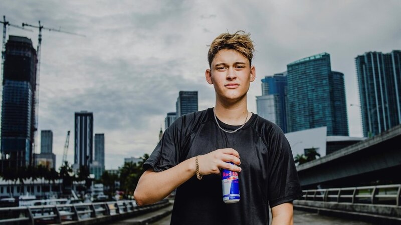 Joven sosteniendo una lata de Red Bull