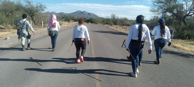 Mujeres caminando por una carretera rural