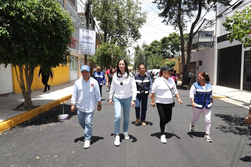 Claudia Sheinbaum camina por las calles de la Ciudad de México