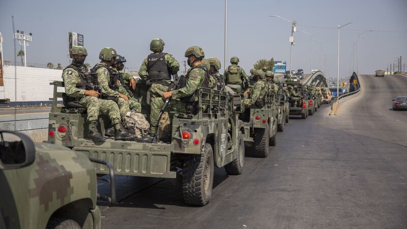 Militares mexicanos en un camión militar