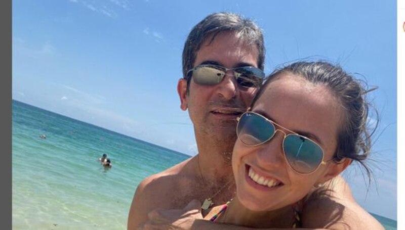 Pareja de enamorados en la playa