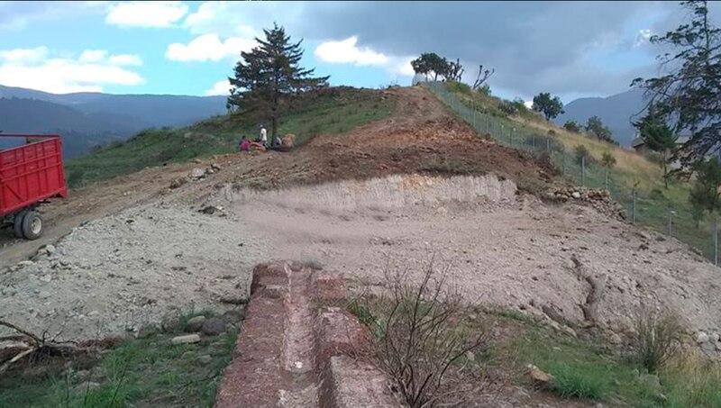 Excavación en la ladera de una montaña