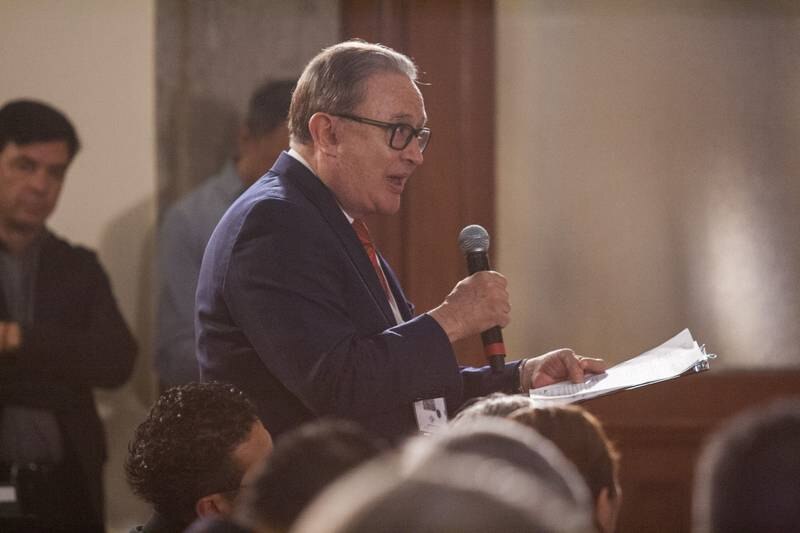 Un hombre da un discurso ante un micrófono.