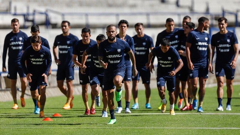 Jugadores de fútbol corriendo en una cancha