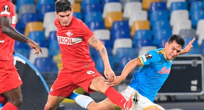 Dos jugadores de fútbol se disputan el balón en un partido.