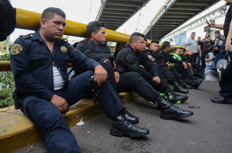 Policías mexicanos durante una protesta