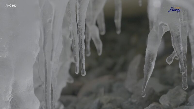 Estalactitas de hielo cuelgan del techo de una cueva