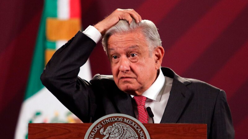 El presidente mexicano, Andrés Manuel López Obrador, se rasca la cabeza durante una conferencia de prensa.