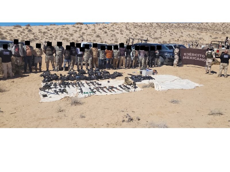 Decomisan armas y equipo a presuntos delincuentes en el desierto