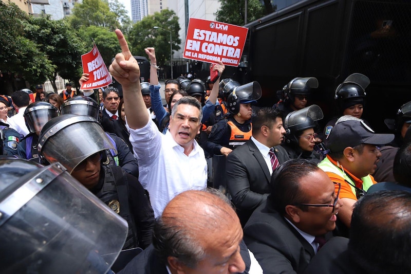 Posible título: Enfrentamiento entre manifestantes y policías durante una protesta en México